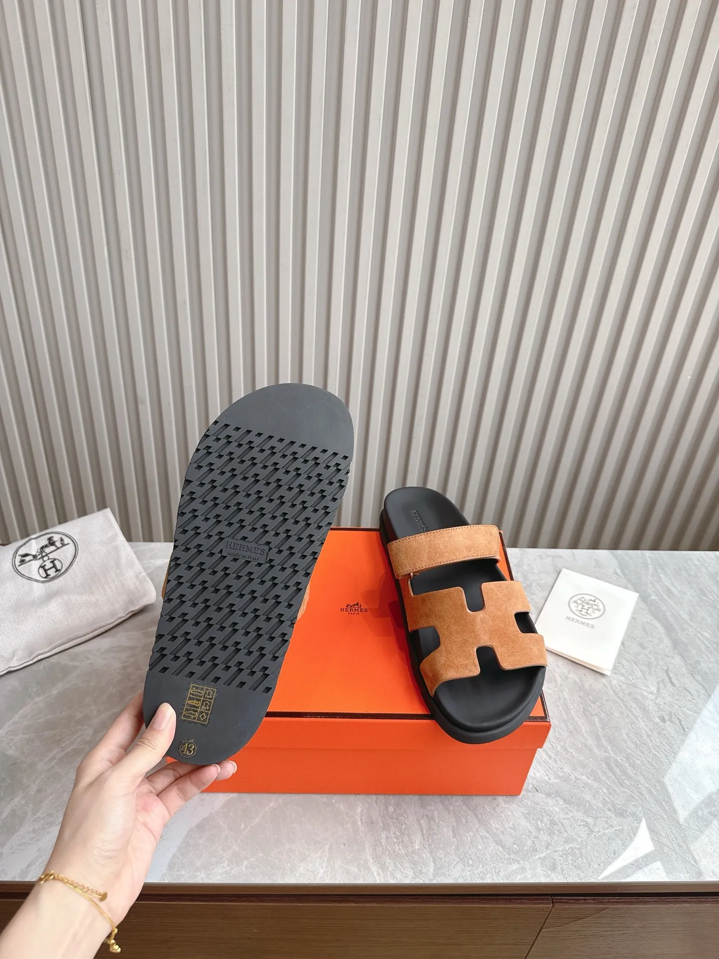 p480🐮🐮Couple model (top version) H family 2024 spring and summer new style HERMES Hermes' recently popular couple model pig nose angle sandals and slippers, paired with various colorful socks, popular. Upper: imported original deerskin (the genuine leather edging is not ordinary super migration). Lining: imported genuine leather. Outsole: Tpu non-slip and wear-resistant outsole. Size: Female 35-42 (40/42 non-returnable and non-exchangeable) Male size: 39-45 (45 non-refundable and non-exchangeable)